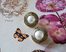 Load image into Gallery viewer, 18 mm stamped buttons,faux perlen,metal
