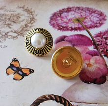 Load image into Gallery viewer, 18 mm stamped buttons,faux perlen,metal
