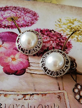 Load image into Gallery viewer, 20 mm stamped buttons ,faux perlen,silver metal
